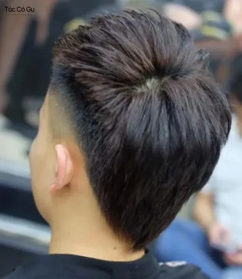 12+ kiểu tóc gáy nhọn nam cực chất, chuẩn boy phố 2026 Góc nhìn sau gáy kiểu tóc Mohican ngắn gáy nhọn, được cắt tỉa sắc nét và cá tính cho nam.