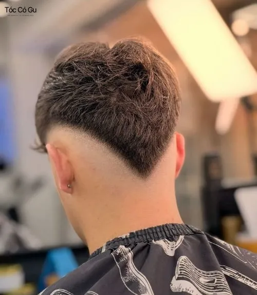 12+ kiểu tóc gáy nhọn nam cực chất, chuẩn boy phố 2026 Ảnh chụp sau gáy kiểu tóc V-cut nam gáy nhọn, tạo hình chữ V sắc sảo ở phần gáy.