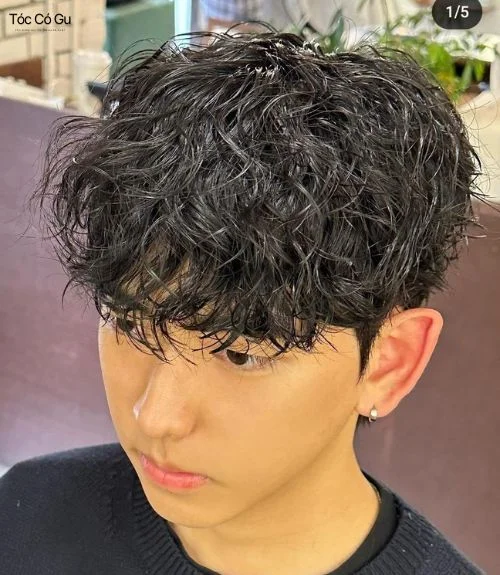 Top 10+ kiểu tóc uốn ruffled cho nam cool ngầu, cực chất Cận cảnh kiểu tóc uốn Ruffled nam trẻ trung với các lọn xoăn nhẹ đánh rối tự nhiên và bồng bềnh