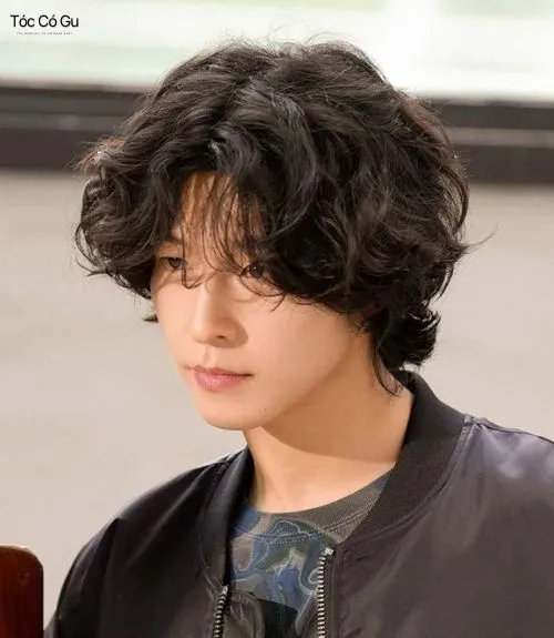 Top 10+ kiểu tóc uốn ruffled cho nam cool ngầu, cực chất Cận cảnh tóc uốn ruffled Mullet dài, tạo kiểu messy tự nhiên, lãng tử và cực kỳ thu hút