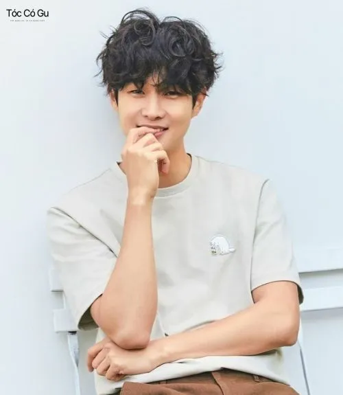 Top 10+ kiểu tóc uốn ruffled cho nam cool ngầu, cực chất Góc chụp nghiêng mẫu nam uốn tóc ruffled đen, kết hợp vòng cổ bạc tạo nên phong cách nam tính, cuốn hút