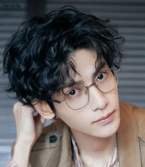 Top 10+ kiểu tóc uốn ruffled cho nam cool ngầu, cực chất Mẫu tóc nam uốn ruffled rẽ ngôi 6/4 sành điệu, kết hợp kính mắt, mang lại vẻ lãng tử, cuốn hút và thư sinh