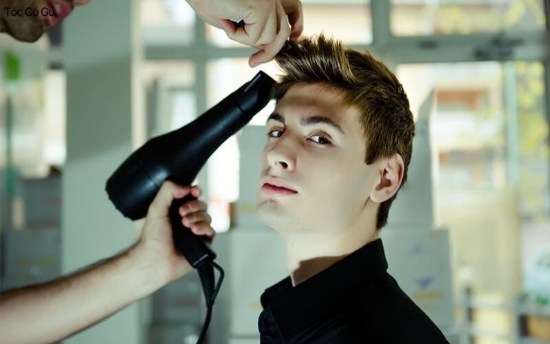 Cách sử dụng sáp vuốt tóc nam đúng cách, giữ nếp lâu Sấy tóc định hình form