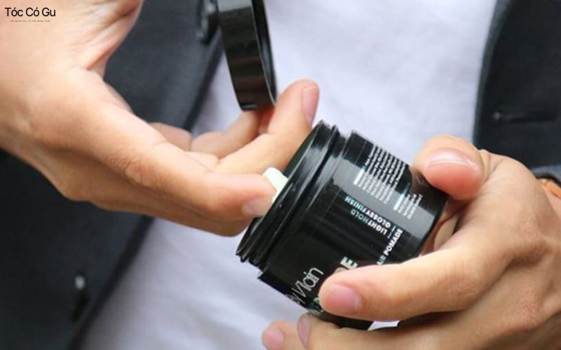 Cách sử dụng sáp vuốt tóc nam đúng cách, giữ nếp lâu Lấy lượng sáp phù hợp