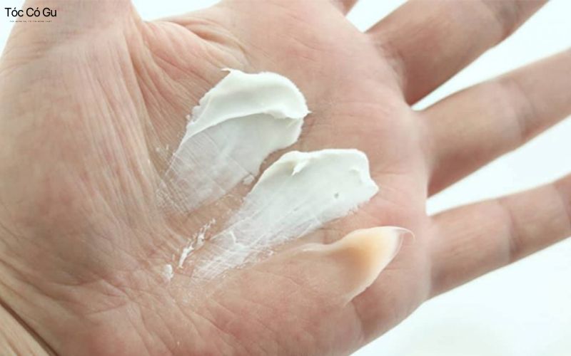 Cách sử dụng sáp vuốt tóc nam đúng cách, giữ nếp lâu Xoa đều sáp trong lòng bàn tay