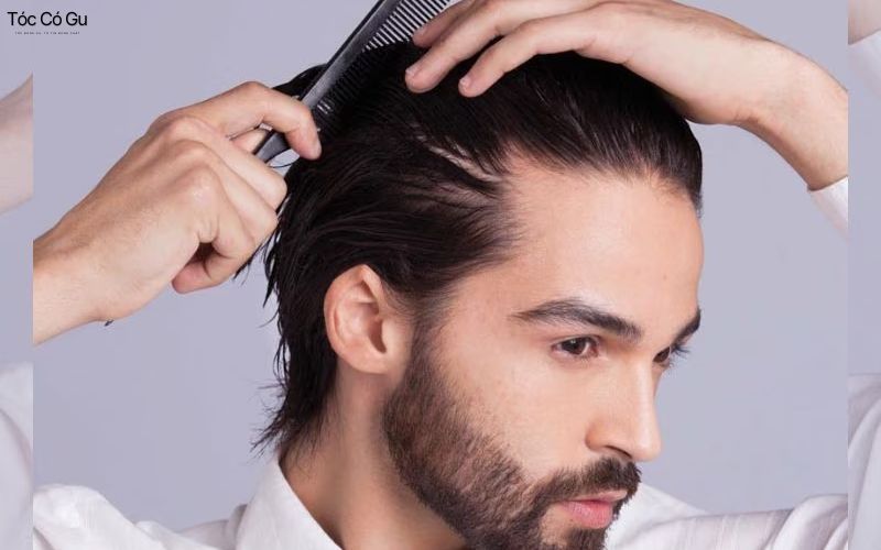 Cách sử dụng sáp vuốt tóc nam đúng cách, giữ nếp lâu Dùng lược và ngón tay hoàn thiện form tóc