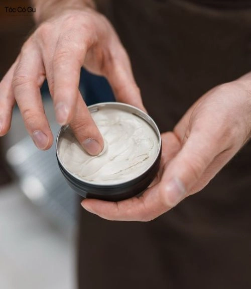 Cách vuốt Pomade đúng kỹ thuật cho tóc nam vào nếp đẹp Cần lựa chọn sản phẩm Pomade phù hợp với chất tóc và kiểu tóc