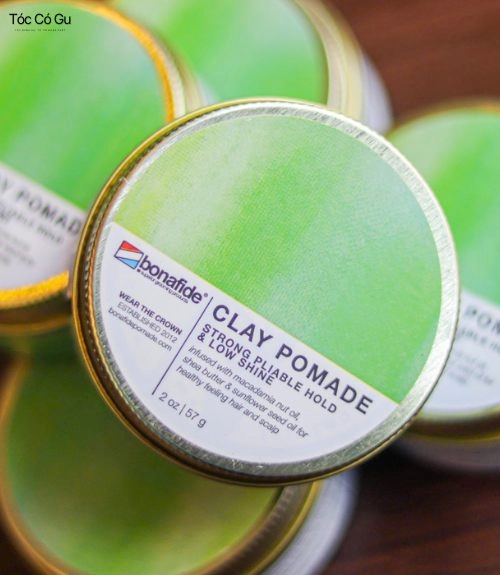 Clay Pomade là gì? Đặc điểm, công dụng và cách chọn phù hợp Clay Pomade giúp giữ nếp tốt, tạo texture và volume