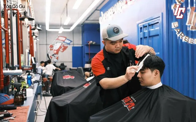 IronCap Barbershop: Điểm hẹn cho AE mê tóc chất - ngầu Đội ngũ barber tại IronCap Barbershop đang tư vấn và thực hiện kiểu tóc nam