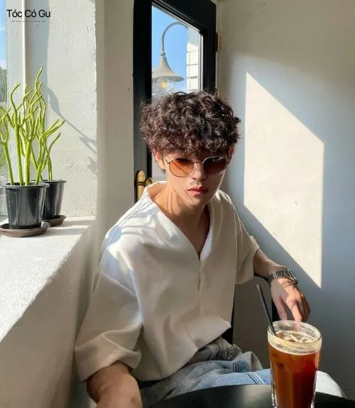 Nam thanh niên đeo kính râm cool ngầu thể hiện cá tính với kiểu tóc mì tôm nam nhiều lớp uốn xoăn phồng