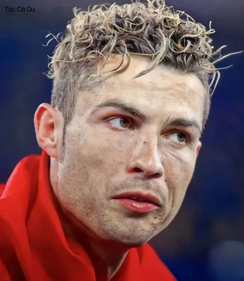 Cận cảnh cầu thủ Ronaldo với kiểu tóc mì tôm nam ngắn vuốt ngược màu vàng sành điệu trên sân cỏ