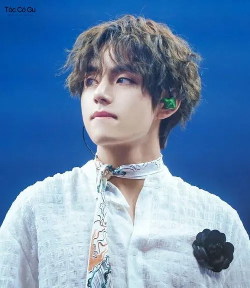 Ca sĩ V BTS lãng tử với kiểu tóc mì tôm dài nam nhuộm nâu khói bồng bềnh tại sự kiện