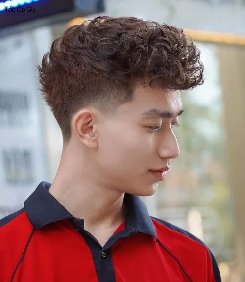 Chân dung nam giới nhìn nghiêng khoe trọn kiểu tóc undercut uốn xoăn mì tôm gọn gàng và nam tính