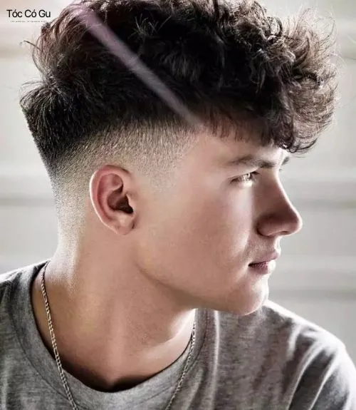 Tóc xù cắt Fade hiện đại với phần tóc hai bên chuyển ngắn gọn