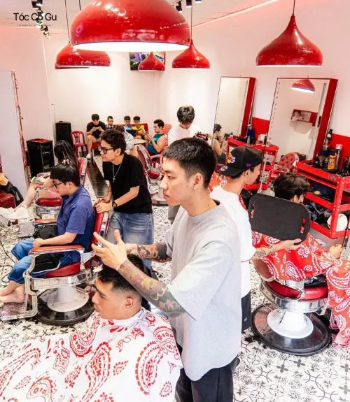 Review Liêm Barber Shop: Giá cả và trải nghiệm thực tế Không gian đông khách bên trong Liêm Barber Shop