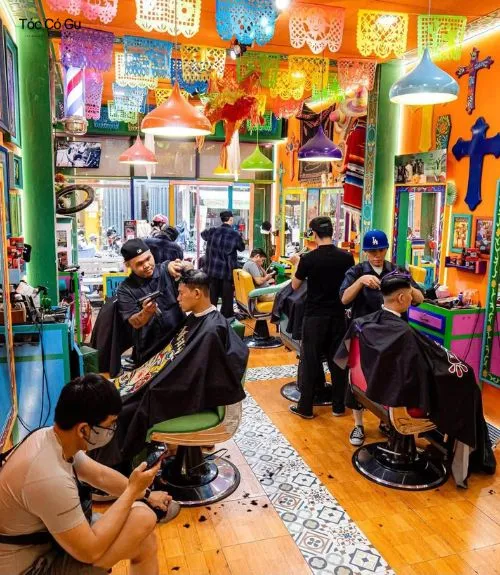 Review Liêm Barber Shop: Giá cả và trải nghiệm thực tế Không gian nhiều màu sắc đặc trưng của Liêm Barber Shop