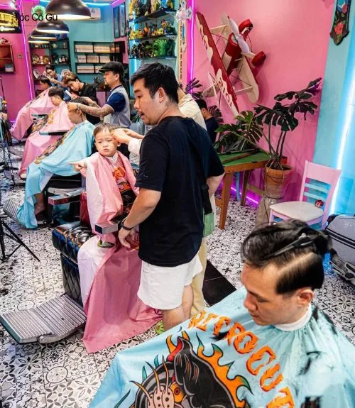 Review Liêm Barber Shop: Giá cả và trải nghiệm thực tế Khách hàng cắt tóc trong không gian Liêm Barber Shop