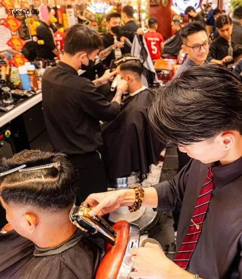 Review Liêm Barber Shop: Giá cả và trải nghiệm thực tế Barber dùng tông đơ cắt tóc cho khách tại Liêm Barber Shop