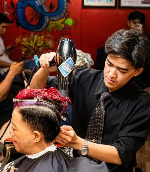 Review Liêm Barber Shop: Giá cả và trải nghiệm thực tế Barber sấy và tạo kiểu tóc cho khách tại Liêm Barber Shop