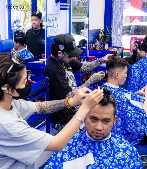 Review Liêm Barber Shop: Giá cả và trải nghiệm thực tế Các barber đồng thời cắt và tạo kiểu tóc cho khách hàng