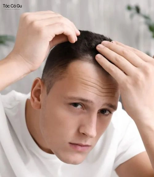 Nên vuốt sáp khi tóc khô hay ướt? Vuốt sáp khi tóc khô sẽ dễ dàng tạo kiểu và định hình