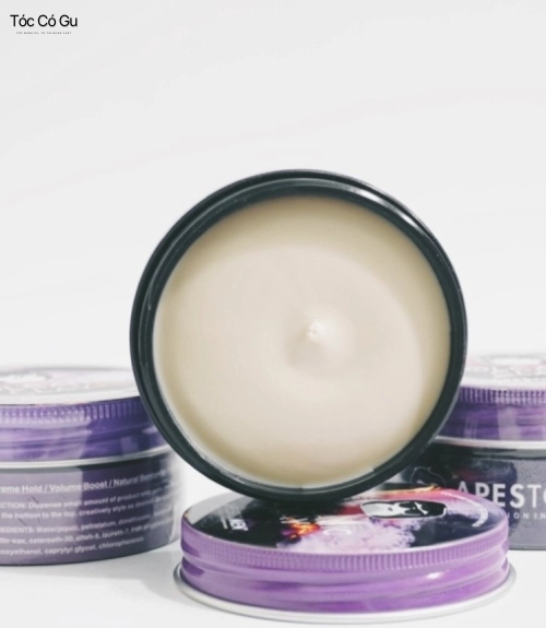 Phân biệt chất sáp vuốt tóc: Chọn đúng chuẩn cho mọi tóc Chất sáp Clay tạo texture, độ phồng và hiệu ứng Matte, phù hợp với nhiều kiểu tóc nam hiện đại.