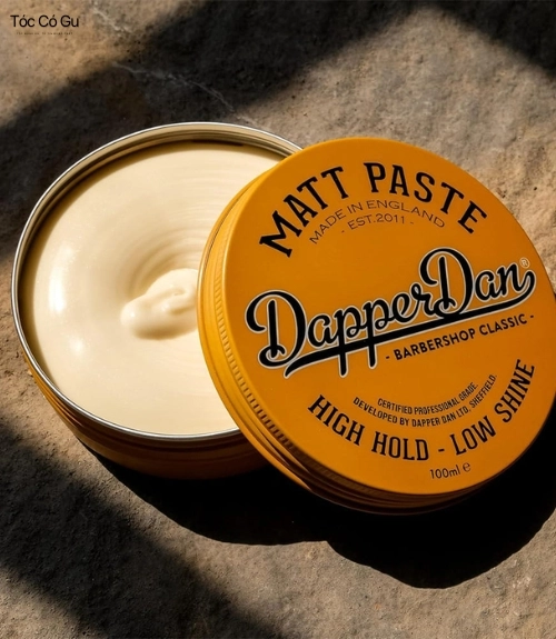 Phân biệt chất sáp vuốt tóc: Chọn đúng chuẩn cho mọi tóc Chất sáp Paste có kết cấu mềm dẻo, dễ tạo kiểu và phù hợp với phong cách tóc nam tự nhiên.