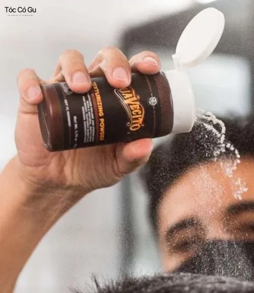 Rắc bột tạo phồng tóc Suavecito Texturizing Powder để tạo kết cấu và độ giữ nếp