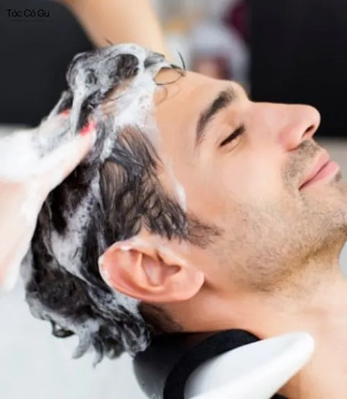Nam giới đang được gội đầu, làm sạch da đầu trước khi thực hiện Pre-styling