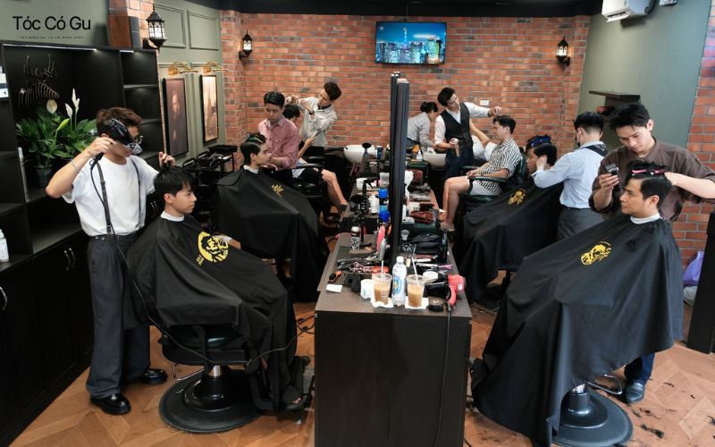 TIM Barbershop: Review chi tiết & bảng giá dịch vụ mới nhất Không gian bên trong tại TIM Barbershop