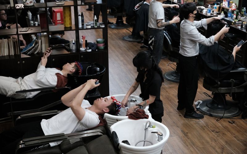 TIM Barbershop: Review chi tiết & bảng giá dịch vụ mới nhất Khu vực gội đầu kết hợp thư giãn tại TIM Barbershop