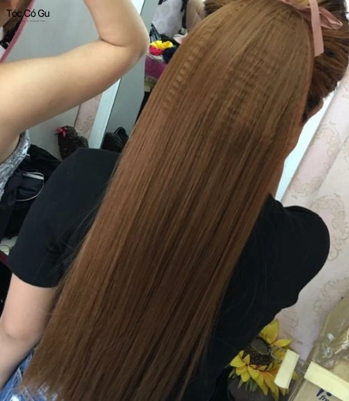 Tóc dài thẳng bấm phồng chân