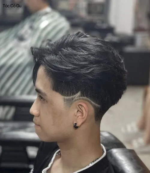 12+ mẫu tóc layer nam cạo 2 bên cá tính, trendy nhất 2026 Mẫu tóc layer nam vuốt side part rủ hiện đại cạo sát 2 bên gáy undercut lịch lãm