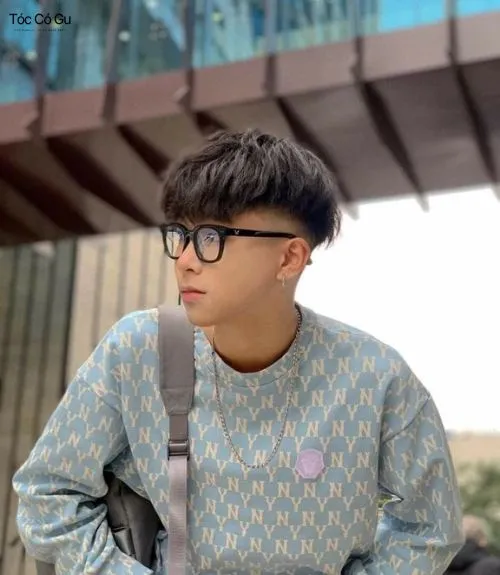 12+ mẫu tóc layer nam cạo 2 bên cá tính, trendy nhất 2026 Mẫu tóc layer nam nấm cạo 2 bên (textured crop) kết hợp mái ngố trẻ trung đeo kính cận tri thức