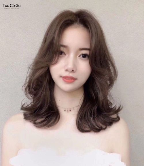 15+ Kiểu tóc uốn đuôi trẻ trung, bồng bềnh, hợp mọi dáng mặt Tóc ngang vai uốn đuôi vểnh