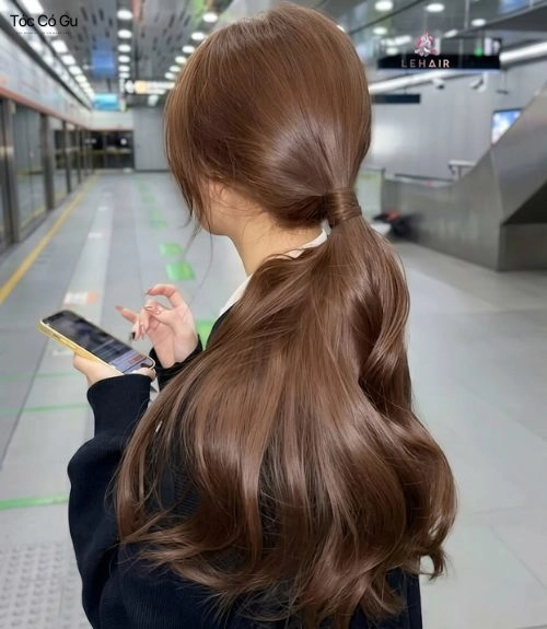 Màu tóc nâu mocha tinh tế cho nàng da ngăm