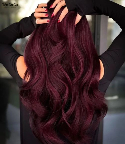 Tóc đỏ nâu Burgundy cá tính, quyến rũ với sắc đỏ trầm pha nâu