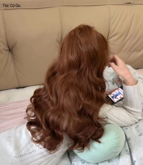 15+ màu tóc không cần tẩy cho da ngăm tôn da, siêu đẹp Nâu caramel cho da ngăm, ngọt ngào mà vẫn hiện đại